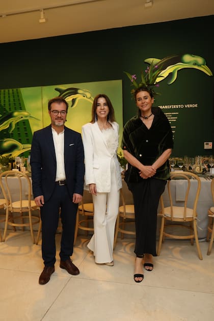 Enrique Avogadro, Ministro de Cultura de la Ciudad de Buenos Aires, Inés Etchebarne, Presidenta de la Asociación Amigos del Moderno, y Azul García Uriburu, hija del genial artista, que preparó su tocado con hojas y flores que recogió de su jardín