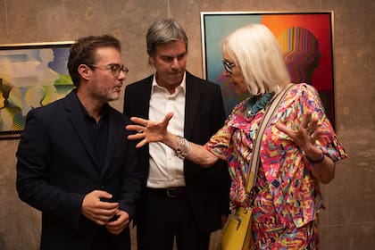 Enrique Avogadro, ministro de cultura porteño junto a Juanqui Lynch y Marta Minujín. La muestra permanecerá abierta hasta el 25 de junio.