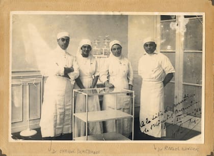 Enrique Beretervide, una enfermera no identificada, Mme Saint Marc (jefa de enfermería) y Rafael Cisneros, en la sala de operaciones. Febrero de 1918.