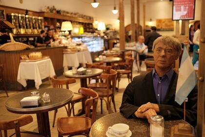 Enrique Cadícamo recibe a los visitantes