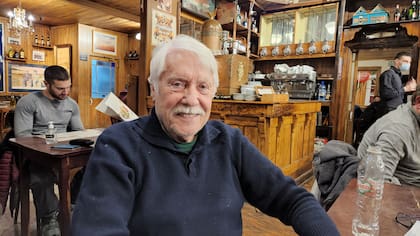 Enrique Chasco llegó a Ushuaia en 1981 y hoy es el dueño de Ramos General El Almacén, uno de los restaurantes más emblemáticos de la isla, por que el que pasaron estrellas del cine mundial como Al Pacino o Leonardo Di Caprio