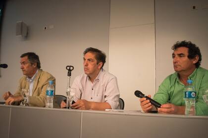 Enrique Cristofani, Gustavo Lazzari y Jorge Josifovich en la charla en Pergamino