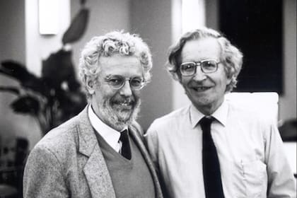 Enrique Dussel y Noam Chomsky en la Universidad de Loyola, en 1994