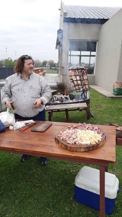 Enrique en pleno armado de un asado en el club Los Matreros
Foto: Gentileza Enrique Meling