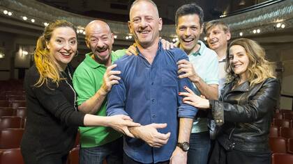 Enrique Federman junto al elenco de ¡Camuflaje!