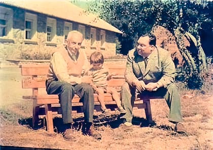 Enrique Gaviola y José Balseiro, en 1962, sentados frente al Pabellón 4, la primera residencia de estudiantes que tuvo el Instituto Balseiro