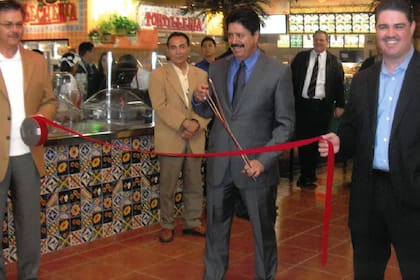 Enrique González Sr. fundó Vallarta Supermarkets en 1985, un negocio que creció hasta convertirse en una red de supermercados clave para la comunidad latina en California