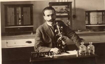 Enrique Herrero Ducloux fue el primer químico recibido en nuestro país.