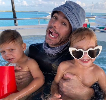 Enrique Iglesias junto a Nicholas y Lucy, los mellizos que nacieron en 2017