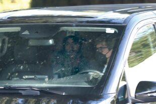 Enrique Iglesias viajó desde Miami para despedir a su abuela "Beba". Con su característica gorra, el cantante llegó el domingo pasado a la casa de su madre, Isabel Preysler.