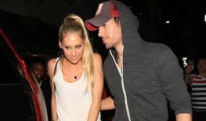 Enrique Iglesias y Anna Kournikova saliendo de un restaurante en Los Ángeles, en julio de 2016 (Crédito: Cordon Press)