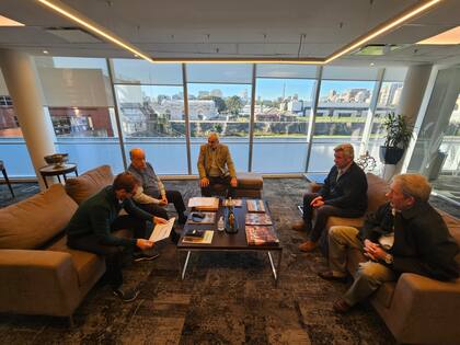 Enrique Jamieson y Leandro Ballerini, presidentes de la Sociedad Rural de Río Gallegos y Bariloche, respectivamente, y Osvaldo Luján, vicepresidente de la de Comodoro Rivadavia, estuvieron en Buenos Aires con Nicolás Pino, presidente de la Rural, antes del encuentro con los funcionarios nacionales