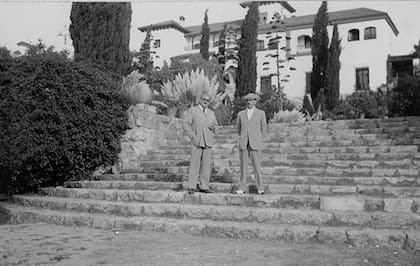 Enrique Larreta (con boina) y el periodista José de Soiza Reilly en la estancia Acelain de Tandil.