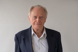 Tiene 90 años, elige trabajar y escribe sobre cómo cambiar el país