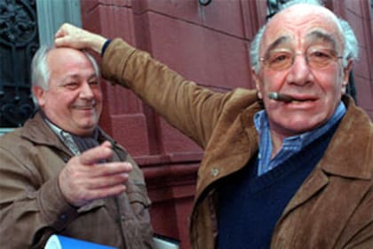 Carlos Orgambide (a la derecha) bromea con el actor Enrique Liporace en tiempos del rodaje de Temporal