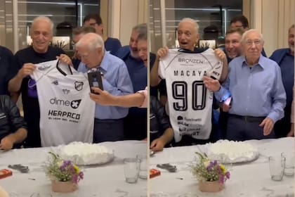 Enrique Macaya Márquez recibió la camiseta de All Boys, club del que es hincha, como regalo de cumpleaños