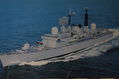 El ARA Hércules fue uno de los buques que escoltaron al navío Cabo San Antonio, que llevaba a la mayoría de los soldados argentinos que atacaron las Malvinas en 1982, sin lastimar a ningún habitante de las islas.
