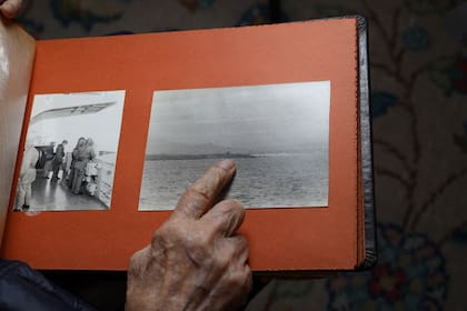 Molina Pico repasa un álbum de fotos de las islas que fueron tomadas desde el Hércules.