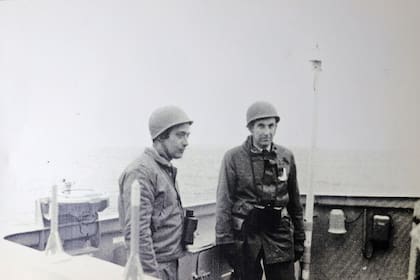 Enrique Molina Pico y su segundo comandante, en la cubierta del Hércules.