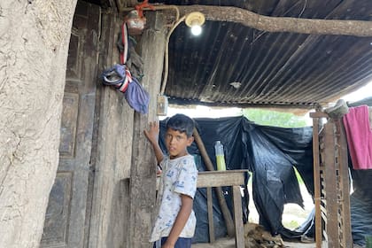 Enrique muestra cómo enciende una lamparita en la galería de su casa