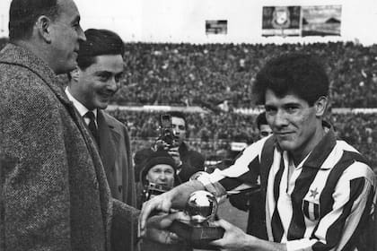 Enrique Omar Sívori, con la camiseta de Juventus, recibe el Balón de Oro, que tenía una versión mucho más pequeña en 1961