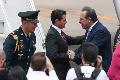 Enrique Peña Nieto es recibido por el secretario de turismo Gustavo Santos