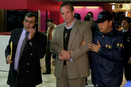 Enrique Piana, el supuesto jefe de la "Mafia del Oro" al ser trasladado desde el Aeropuerto de Ezeiza