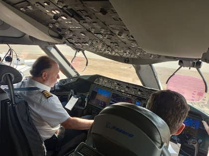 Enrique Piñeyro en su avión Boing 787 durante su última misión con destino a Sudán
