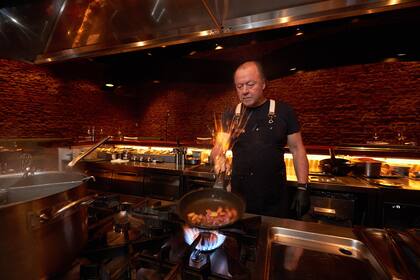 Enrique Pineyro en su restaurante Anchoita.