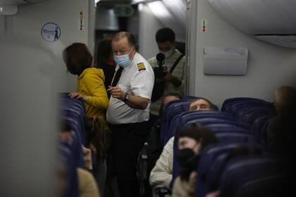 Enrique Piñeyro en uno de los vuelos que transporta a los refugiados de Ucrania desde Varsovia a Roma