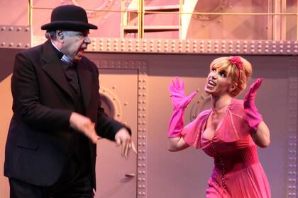 Enrique Pinti y Florencia Peña, durante un ensayo de Vale todo