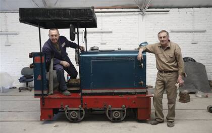 Enrique Quatrini y Héctor Bunevcevicy, expertos que encabezan el equipo que reparó la histórica formación