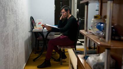 Enrique Rzonsinski, de 27 años, en el monoambiente que alquila en Palermo. Conseguir una vivienda propia fue lo que más le costó cuando dejó el hogar. Hoy está por recibirse de técnico en comercio internacional y trabaja en una empresa.