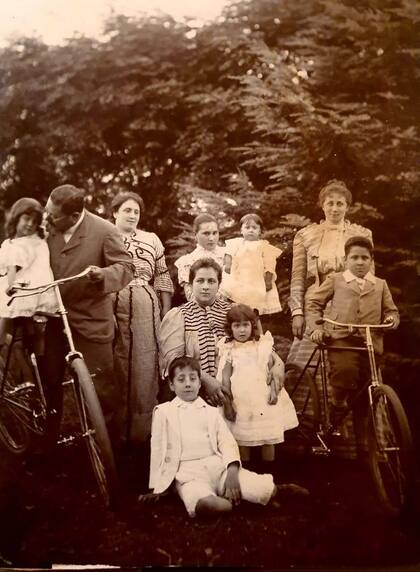 Enrique Susini era el mayor de 11 hermanos, todos estudiaron medicina, aunque también se dedicaron a otras profesiones y aficiones; el abuelo de Gonzalo no era astrónomo de profesión, pero había estudiado tanto como uno; después les enseño todo a sus nietos, incluido Gonzalo