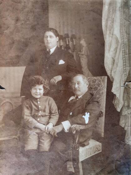 Enrique Susini está de pie junto a su padre, Telémaco y su hermano menor antes de transmitir el primer programa de radio de la historia
