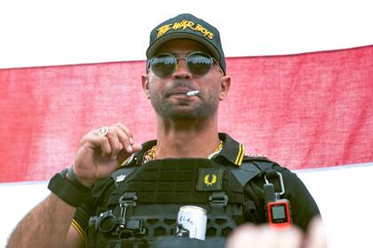 Enrique Tarrio, cabecilla de los Proud Boys, en Portland, Oregon el 26 de septiembre de 2020. (AP foto/Allison Dinner)