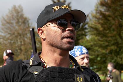 Enrique Tarrio, uno de los líderes de la milicia de ultraderecha Proud Boys, habla en un acto en Delta Park en Portland, Oregon, en septiembre de 2020. (AP Foto/Allison Dinner, File)
