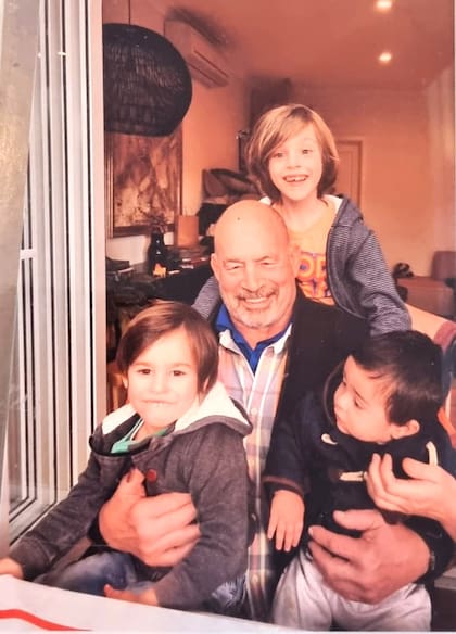 Enrique "Topo" Rodríguez con sus nietos: Zander Woolf, Zephan y Noah