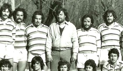 Enrique "Topo" Rodríguez en Universidad Nacional: es el tercero; a su lado, el entrenador Basani Arrieta