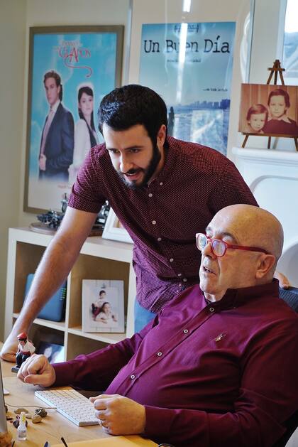 Enrique Torres, en pleno trabajo, con su hijo Lucas                    