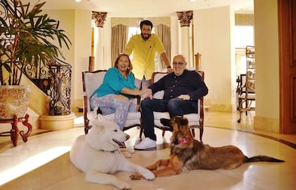 Enrique Torres, junto a su familia, en su casa de Los Ángeles                          
