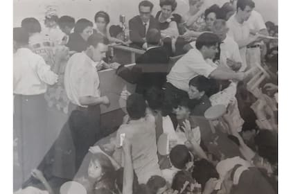 Enrique Trucco (de anteojos y corbata) durante un reparto solidario de juguetes en las primeras ediciones del Día del Niño