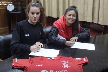 Enriqueta Tato y Juliana Román Lezano, el día que firmaron su contrato profesional con Huracán.