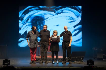 Enriquez junto al artista Alejandro Bustos y los músicos Horacio Hurtado y Pablo Ledesma