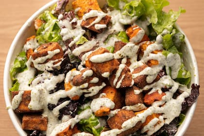 Ensalada Caesar con tofu crocante.