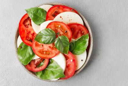 Ensalada Caprese: de origen italiano, se prepara cortando en rodajas queso mozzarella fresco, tomates, y hojas de albahaca.