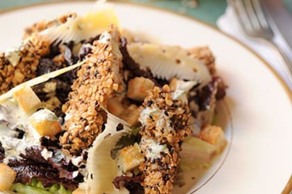 Ensalada César con pollo crocante
