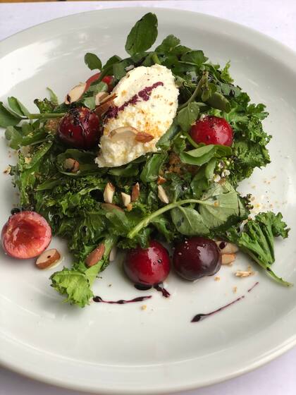 Ensalada con cerezas de temporada y kale