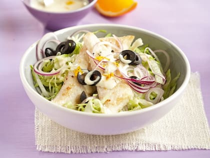 Ensalada con lechuga capuchina y dressing de naranja
