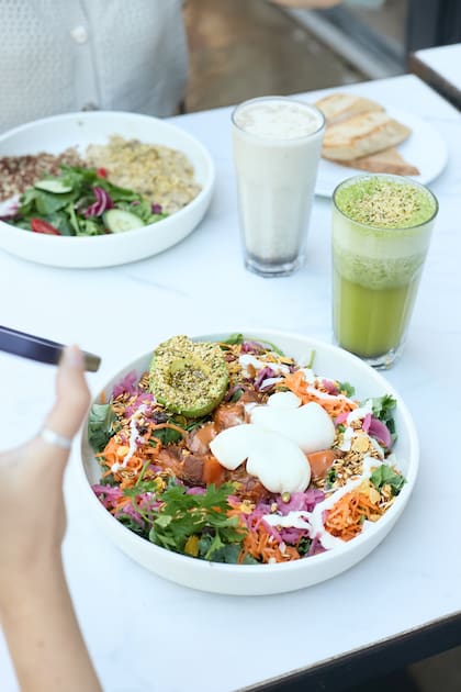 Ensalada con palta, huevos poché y el toque crocante de las semillas de cáñamo